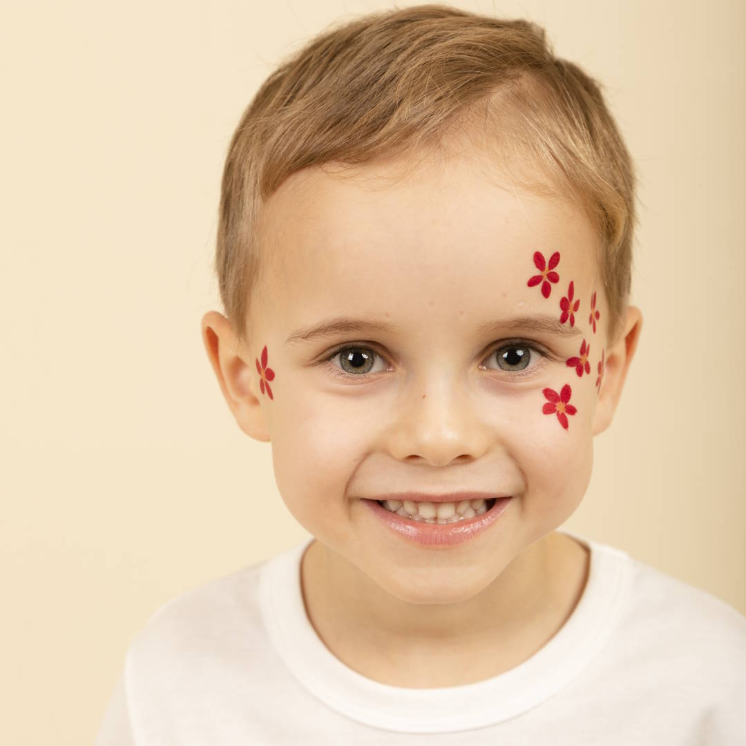 maquillage mardi gras pour enfant avec fleurs étape 2